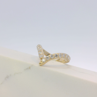 Neris 'V' Ring