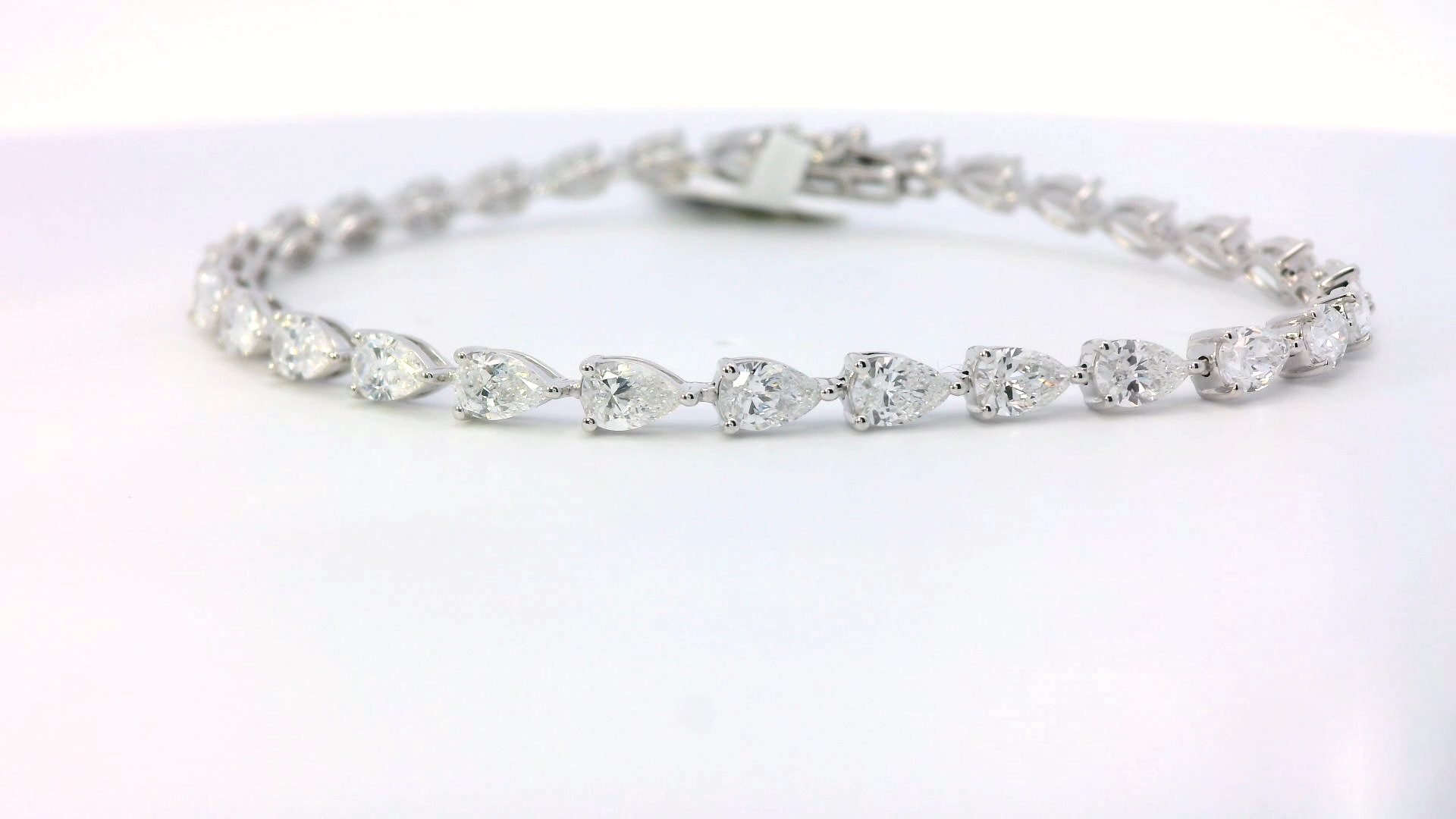Lysandra pear shaped diamond bracelet detail, Luma Jewellery