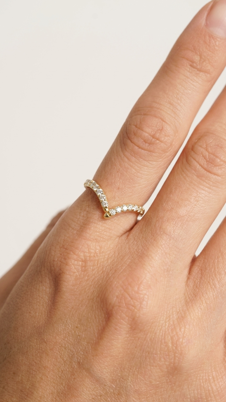 Neris V ring with lab grown diamonds, yellow gold, Luma Jewellery